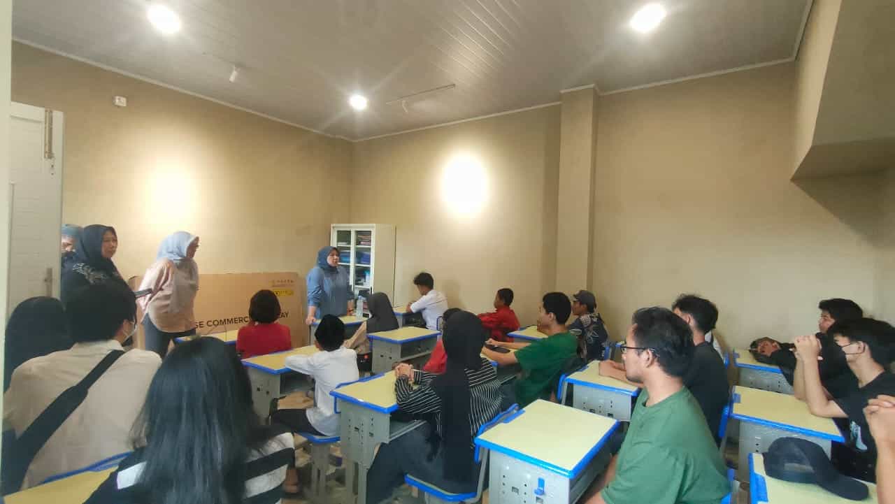 Dosen Universitas Gunadarma membekali peserta didik PKBM Tan Malaka dengan pemahaman AI untuk meningkatkan literasi digital.