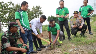 Dukungan Gubernur Banten Andra Soni pada penanaman 1.500 pohon kelor di Sungai Cibanten untuk menjaga lingkungan berkelanjutan!!
