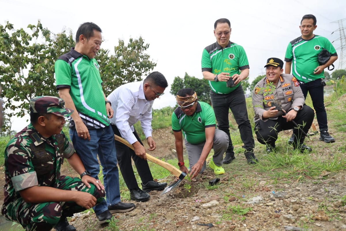 Dukungan Gubernur Banten Andra Soni pada penanaman 1.500 pohon kelor di Sungai Cibanten untuk menjaga lingkungan berkelanjutan!!