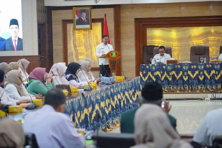 Pemkot Tangerang menyerahkan SK pensiun kepada 100 ASN periode Februari–April 2026 serta membuka sosialisasi ketaspenan.