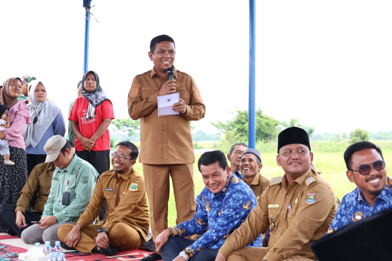 Gubernur Banten Andra Soni bersama Bupati Tangerang meresmikan jalan desa Badak Anom sepanjang 1,3 km untuk menunjang mobilitas warga.