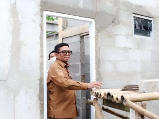 Gubernur Banten Andra Soni meninjau pembangunan rumah korban bencana dan rencana jalan desa melalui program Bang Andra di Legok.
