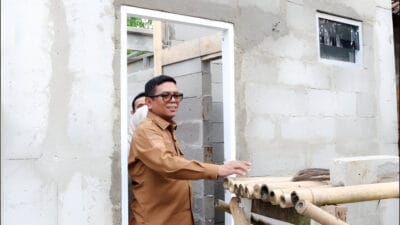 Gubernur Banten Andra Soni meninjau pembangunan rumah korban bencana dan rencana jalan desa melalui program Bang Andra di Legok.