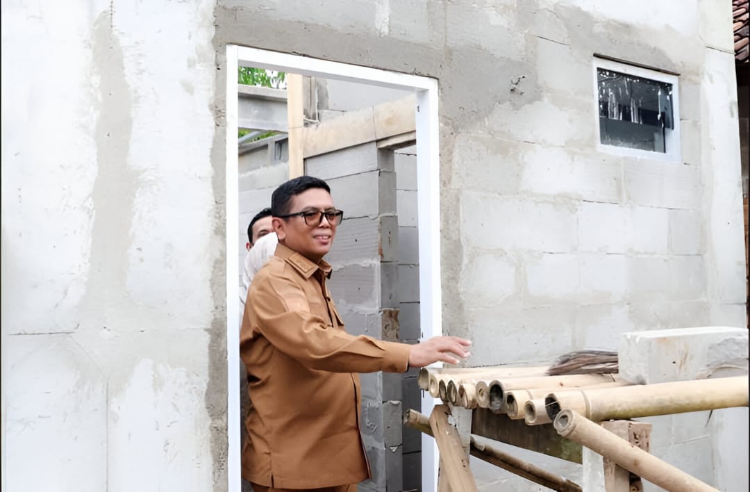 Gubernur Banten Andra Soni meninjau pembangunan rumah korban bencana dan rencana jalan desa melalui program Bang Andra di Legok.