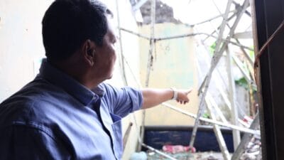 Bupati Tangerang Moch. Maesyal Rasyid meninjau lokasi puting beliung di Solear. Sebanyak 103 rumah warga terdampak.