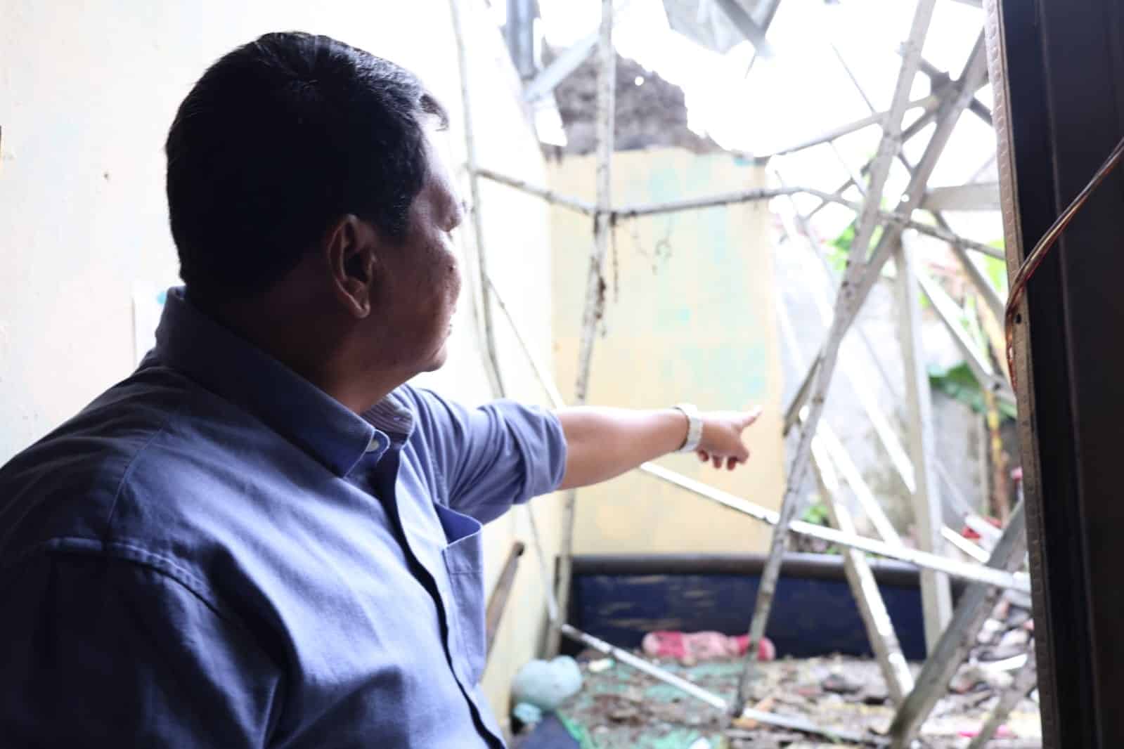 Bupati Tangerang Moch. Maesyal Rasyid meninjau lokasi puting beliung di Solear. Sebanyak 103 rumah warga terdampak.