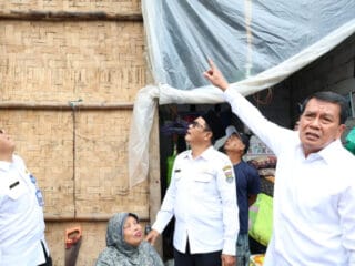 Bupati Tangerang Maesyal Rasyid meninjau rumah warga Desa Talok yang roboh akibat hujan deras dan angin, serta memberi bantuan pembangunan.