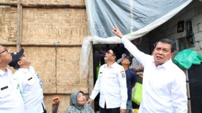 Bupati Tangerang Maesyal Rasyid meninjau rumah warga Desa Talok yang roboh akibat hujan deras dan angin, serta memberi bantuan pembangunan.