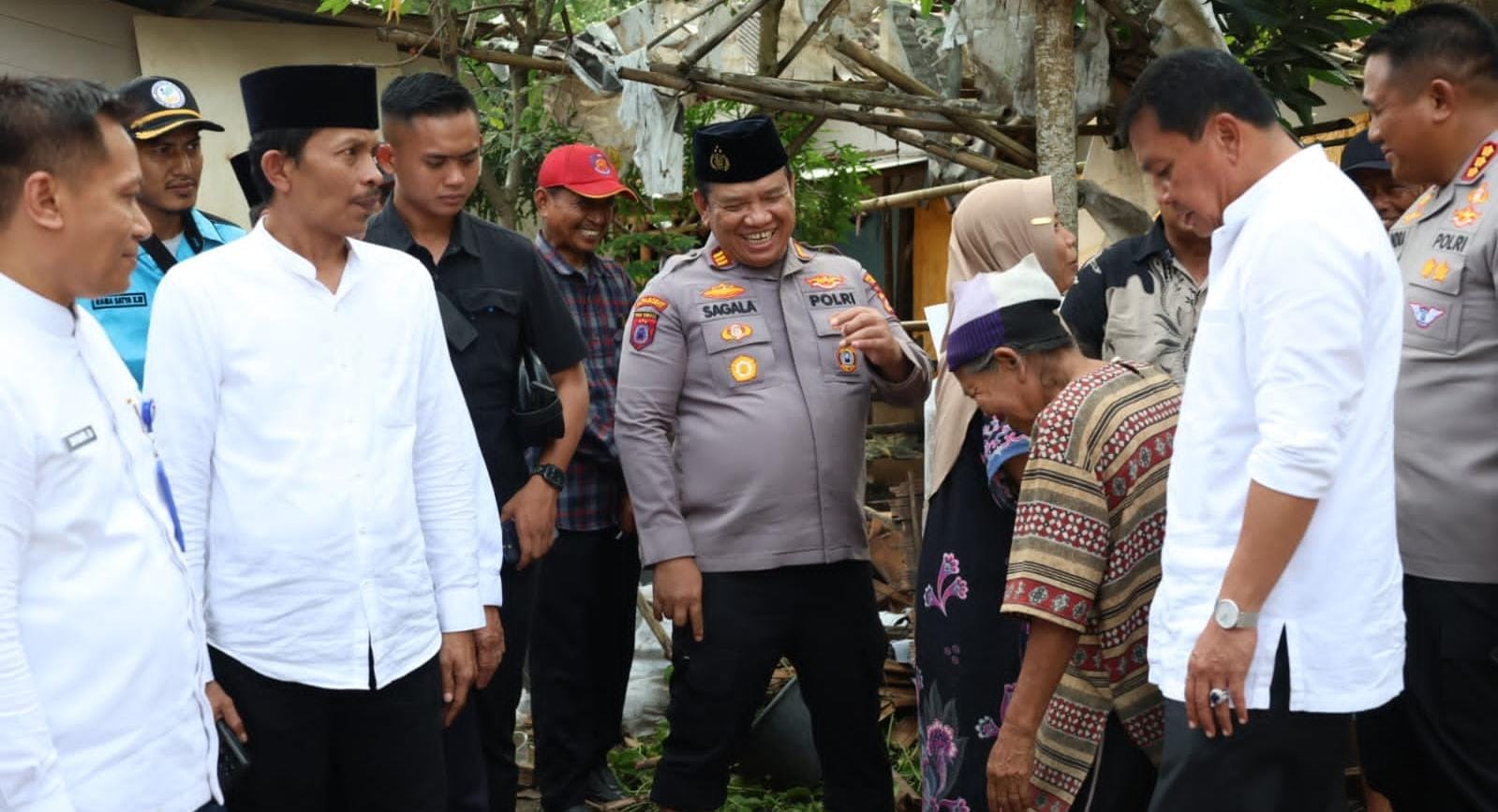 Rumah warga roboh akibat cuaca ekstrem di Kresek. Bupati Tangerang instruksikan OPD segera bangun kembali rumah terdampak.