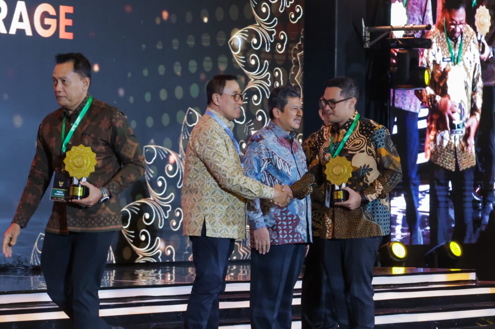 Pemkot Tangerang Selatan meraih UHC Award 2026 kategori kota madya atas keberhasilan memperluas cakupan jaminan kesehatan warga.