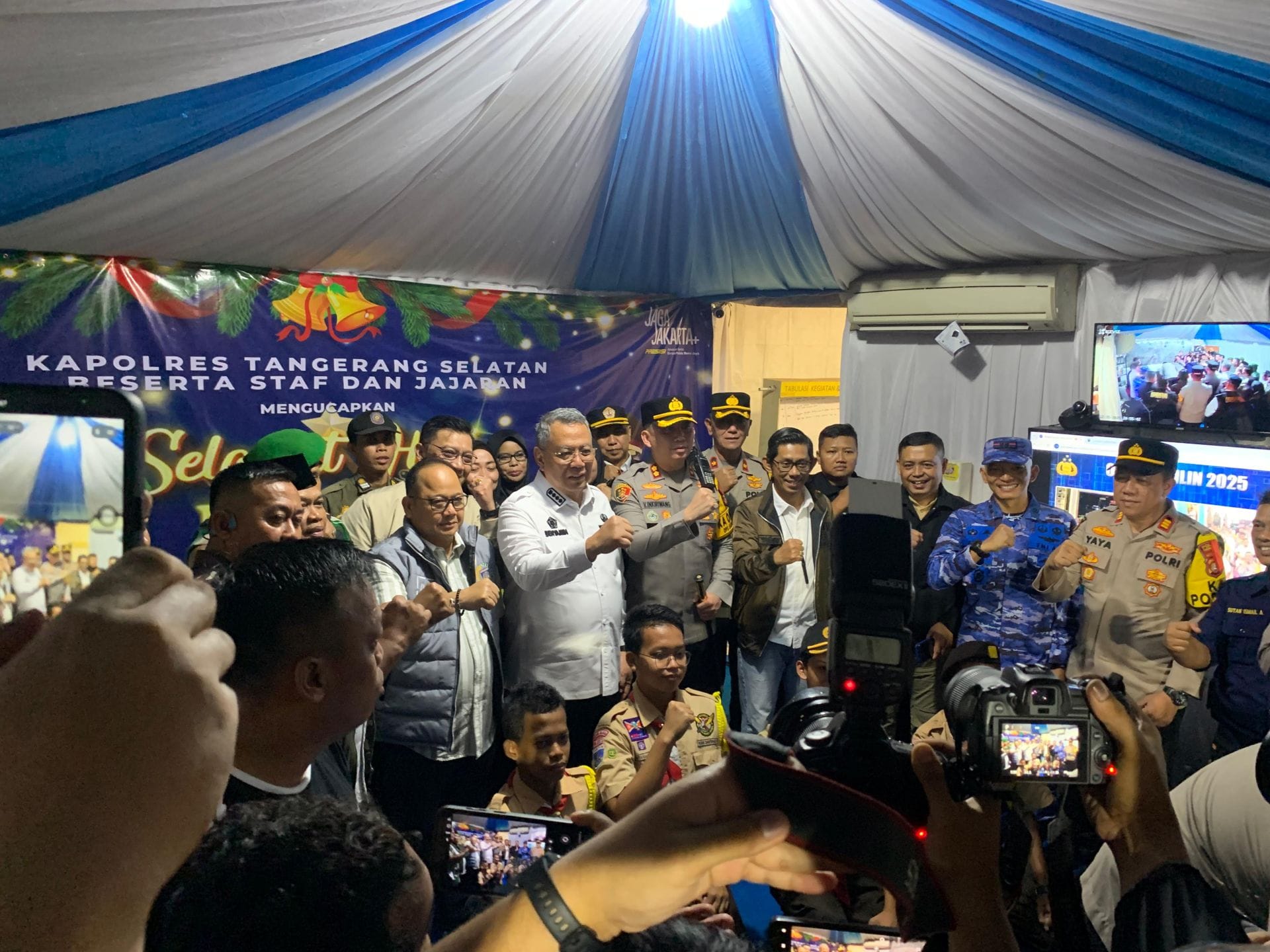 Wali Kota Tangsel Benyamin Davnie memantau malam tahun baru. Perayaan berjalan aman, tertib, dan kondusif dengan ratusan personel siaga.