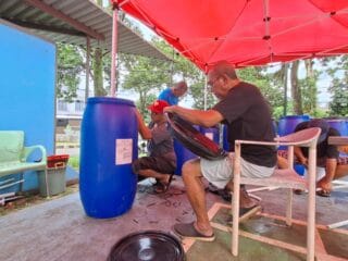 Warga Bukit Nusa Indah Ciputat berinisiatif mengolah sampah organik dengan komposter mandiri demi lingkungan bersih dan sehat.