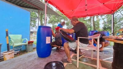 Warga Bukit Nusa Indah Ciputat berinisiatif mengolah sampah organik dengan komposter mandiri demi lingkungan bersih dan sehat.