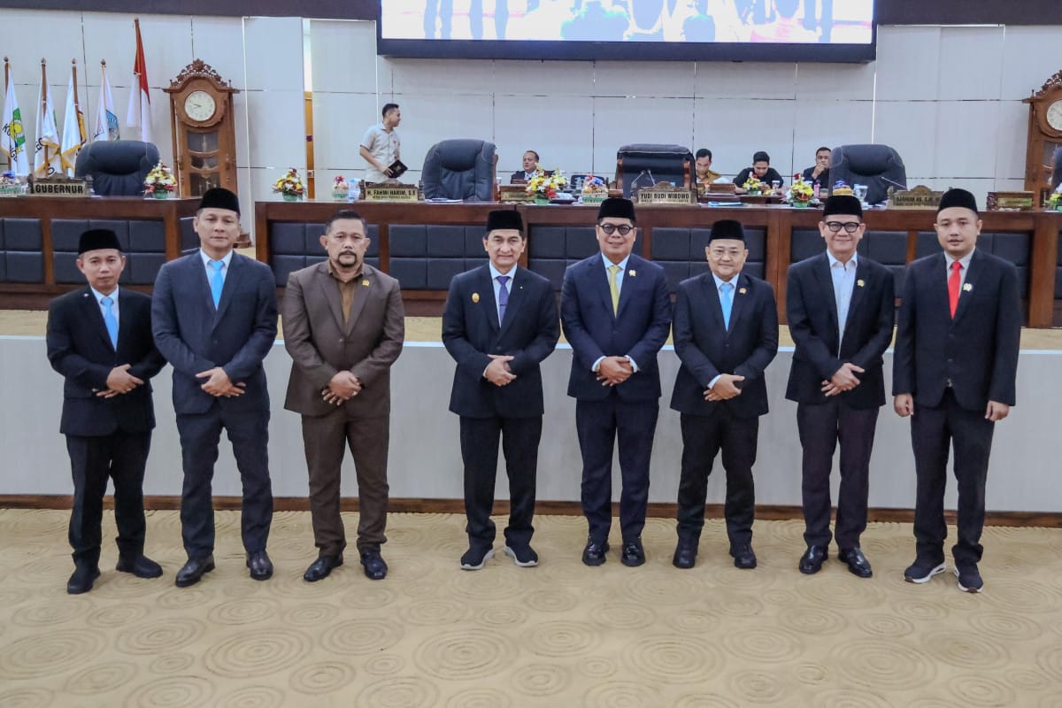 Wagub Banten Achmad Dimyati menghadiri Paripurna DPRD membahas Raperda Jamkrida Perseroda dan penguatan UMKM daerah.