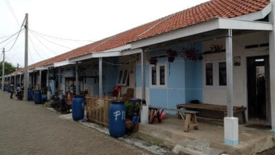 Solusi Bangun Indonesia kirim 10 ribu sak semen dukung pembangunan 110 rumah layak huni di Kampung Nelayan Tanjung Kait.