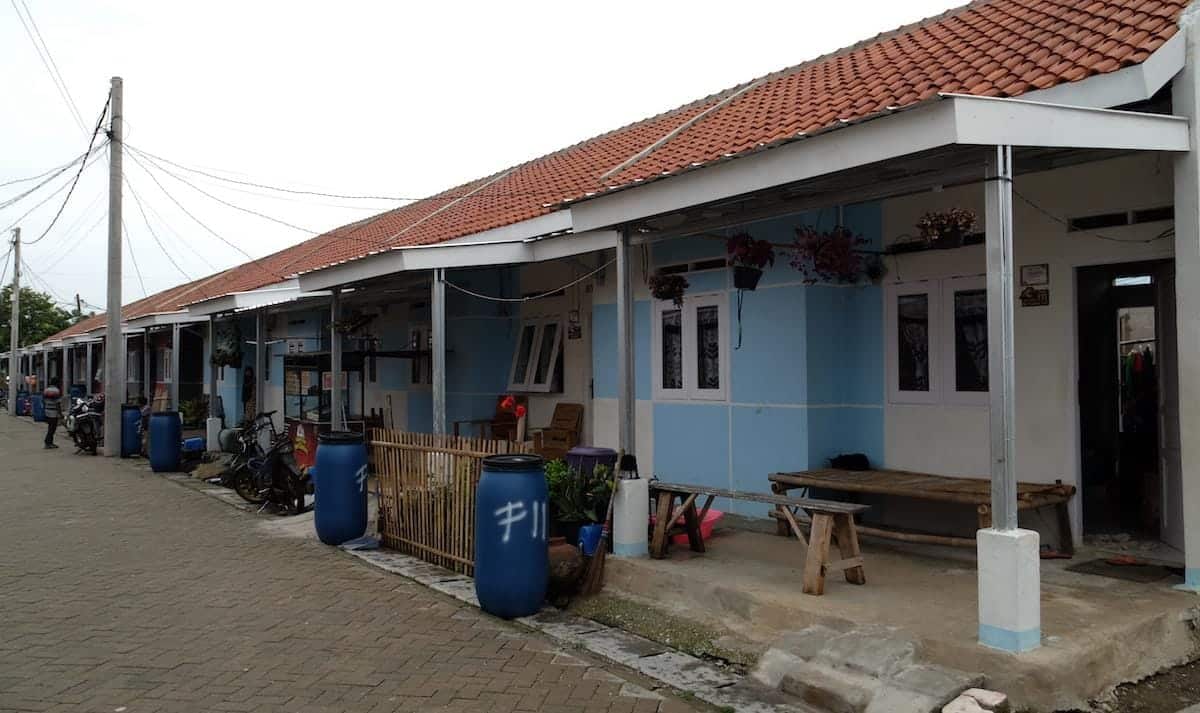 Solusi Bangun Indonesia kirim 10 ribu sak semen dukung pembangunan 110 rumah layak huni di Kampung Nelayan Tanjung Kait.