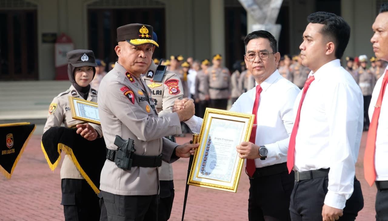 Kapolda Banten beri penghargaan kepada enam personel berprestasi atas pengungkapan kasus dan dedikasi tugas di Serang.