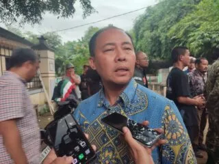 DLH Tangsel menyemprotkan Biosaka untuk menetralisir air tercemar dan mengurangi bau menyengat, sambil menunggu hasil uji lab.