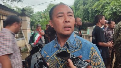 DLH Tangsel menyemprotkan Biosaka untuk menetralisir air tercemar dan mengurangi bau menyengat, sambil menunggu hasil uji lab.