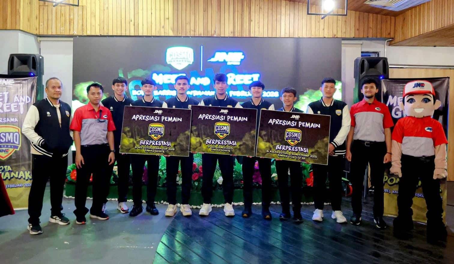 JNE beri bonus puluhan juta kepada pemain dan pelatih Cosmo JNE FC atas kontribusi membawa Timnas Futsal Indonesia berprestasi di Asia.