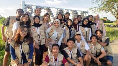 KKM 73 Untirta membangun plang nama Desa Bendung dari eco bricks sebagai inovasi pengelolaan sampah plastik ramah lingkungan.