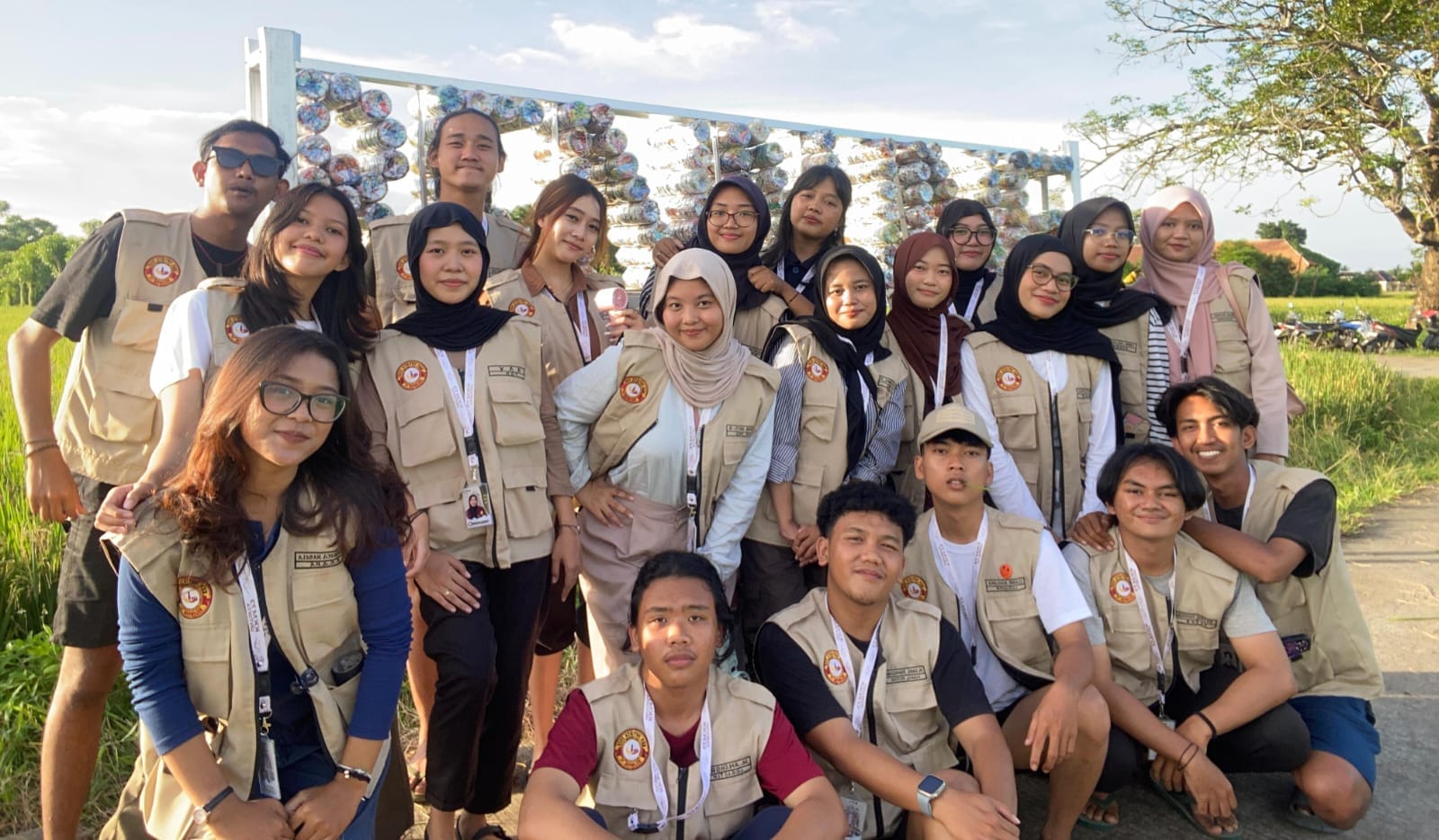 KKM 73 Untirta membangun plang nama Desa Bendung dari eco bricks sebagai inovasi pengelolaan sampah plastik ramah lingkungan.