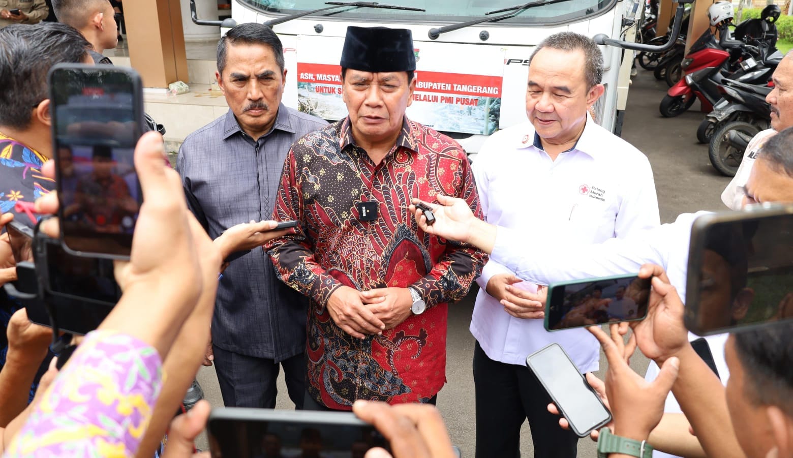 PMI Kabupaten Tangerang salurkan bantuan sarung, mukena, baju koko, dan Al-Qur’an untuk korban bencana di Sumatera.