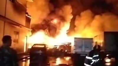 Kebakaran hebat melanda gedung produksi PT Futanlux Chemitraco di Cikupa, Tangerang. Tidak ada korban, sebab diduga korsleting.