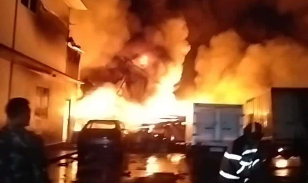 Kebakaran hebat melanda gedung produksi PT Futanlux Chemitraco di Cikupa, Tangerang. Tidak ada korban, sebab diduga korsleting.