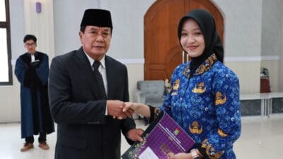 Bupati Tangerang Maesyal Rasyid lantik 11 lulusan PTDI-STTD. ASN baru diminta solutif, responsif, adaptif, berintegritas.