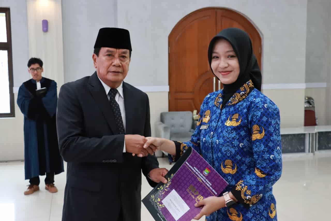 Bupati Tangerang Maesyal Rasyid lantik 11 lulusan PTDI-STTD. ASN baru diminta solutif, responsif, adaptif, berintegritas.