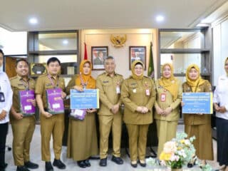 Wabup Intan Nurul Hikmah Serahkan SK Kenaikan Pangkat 334 PNS dan Lepas 39 ASN Purna Tugas