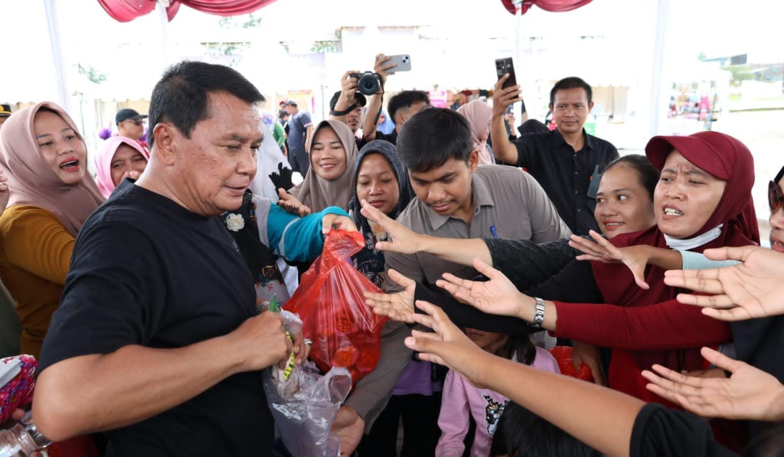 Bupati Tangerang menutup UMKM Ngider Pasar Kemis, dorong ekonomi kerakyatan, promosi produk lokal, dan GPM jelang Ramadan.