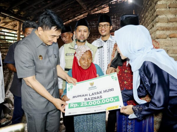 Wagub Banten Dimyati Natakusumah Bantu Renovasi Rumah Tidak Layak Huni di Pabuaran
