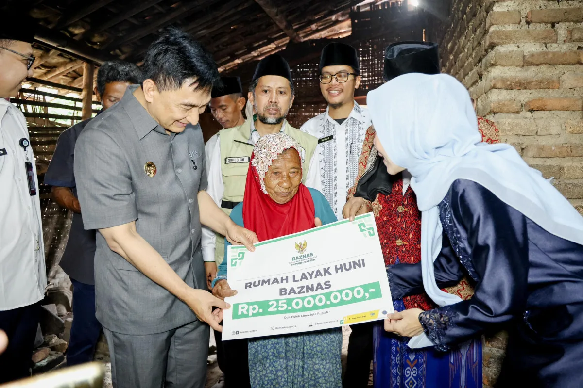 Wagub Banten salurkan bantuan Rp25 juta untuk renovasi RTLH warga Pabuaran, Kabupaten Serang saat Safari Ramadan.