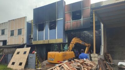 Kebakaran gudang pestisida di Tangsel diduga mencemari sungai. Pemkot evaluasi SLF, AMDAL, dan pengawasan gudang kimia.