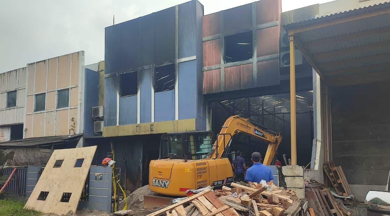 Kebakaran gudang pestisida di Tangsel diduga mencemari sungai. Pemkot evaluasi SLF, AMDAL, dan pengawasan gudang kimia.