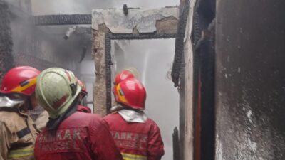 Kebakaran rumah di Pondok Cabe Ilir Pamulang Tangsel diduga akibat korsleting listrik, merusak 30 persen lantai dua bangunan.