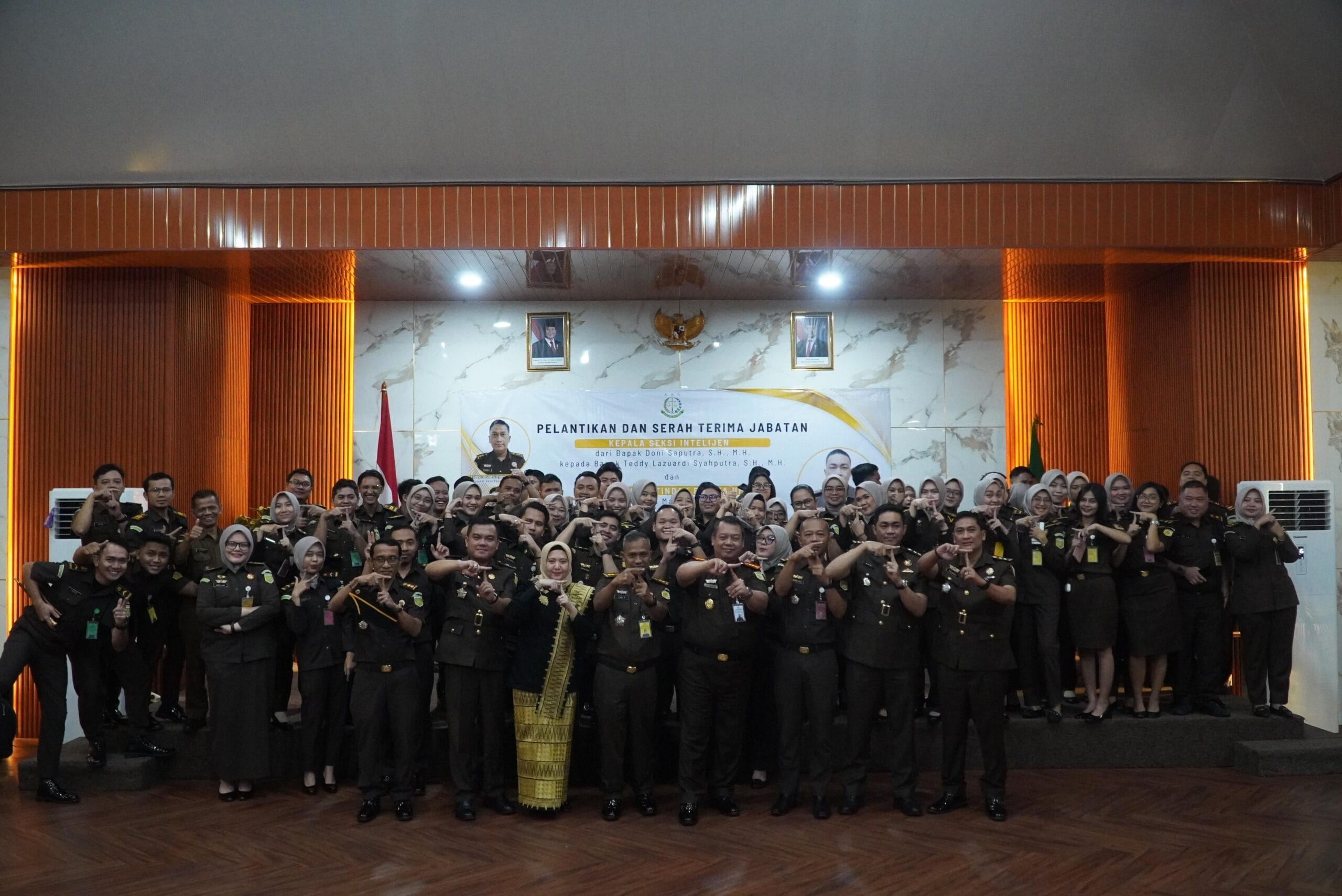 Kajari Kabupaten Tangerang Fajar Gurindro melantik dua pejabat baru guna memperkuat kinerja dan sinergi Kejaksaan.