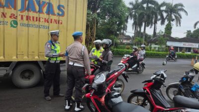 Operasi Keselamatan Maung 2026 digelar Satlantas Polresta Tangerang, ratusan pengendara ditegur demi keselamatan lalu lintas.