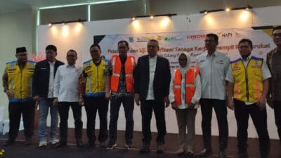 150 tukang baja ringan Tangsel ikuti pelatihan dan sertifikasi untuk tingkatkan kompetensi dan kualitas tenaga kerja konstruksi.