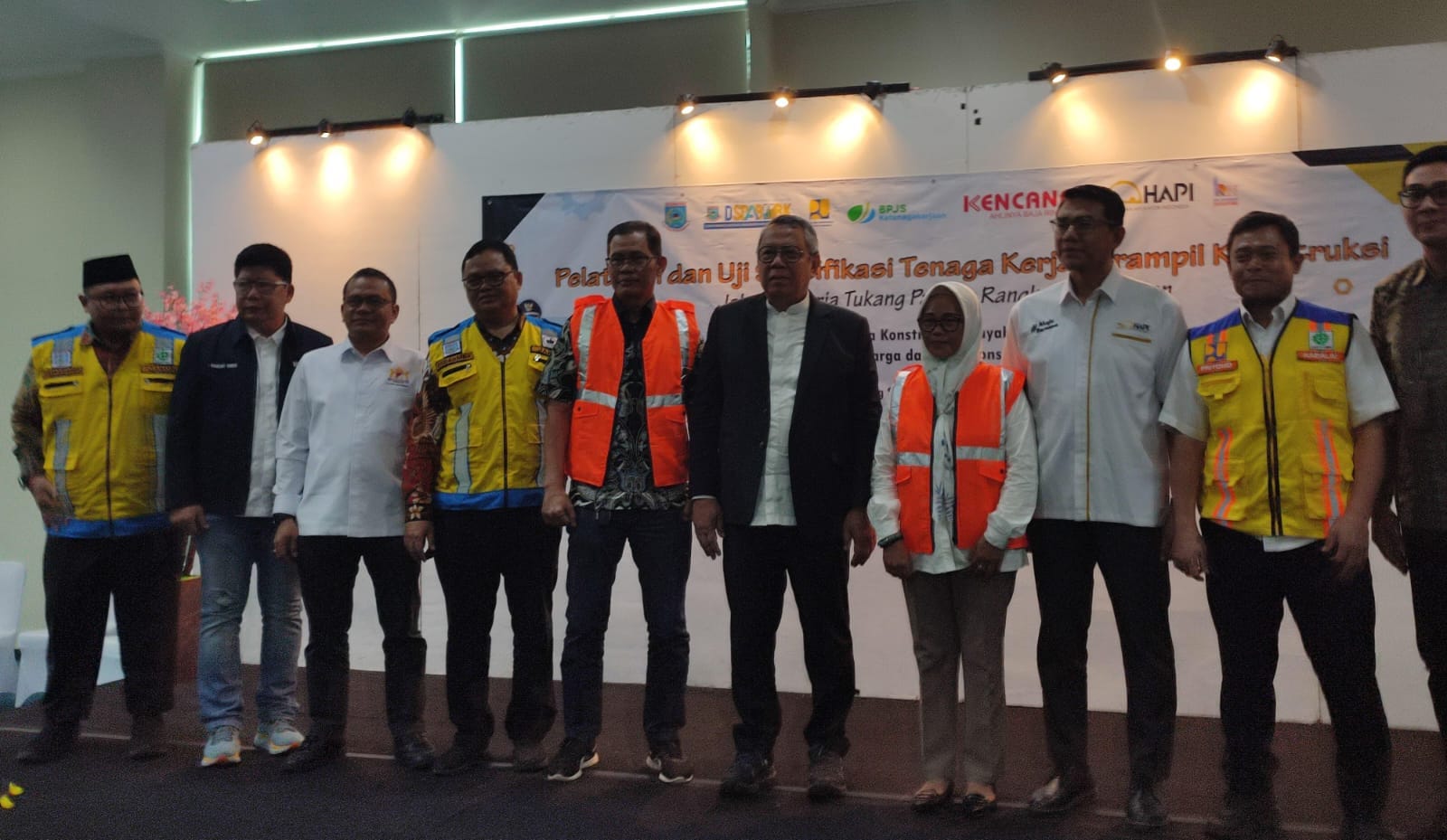 150 tukang baja ringan Tangsel ikuti pelatihan dan sertifikasi untuk tingkatkan kompetensi dan kualitas tenaga kerja konstruksi.