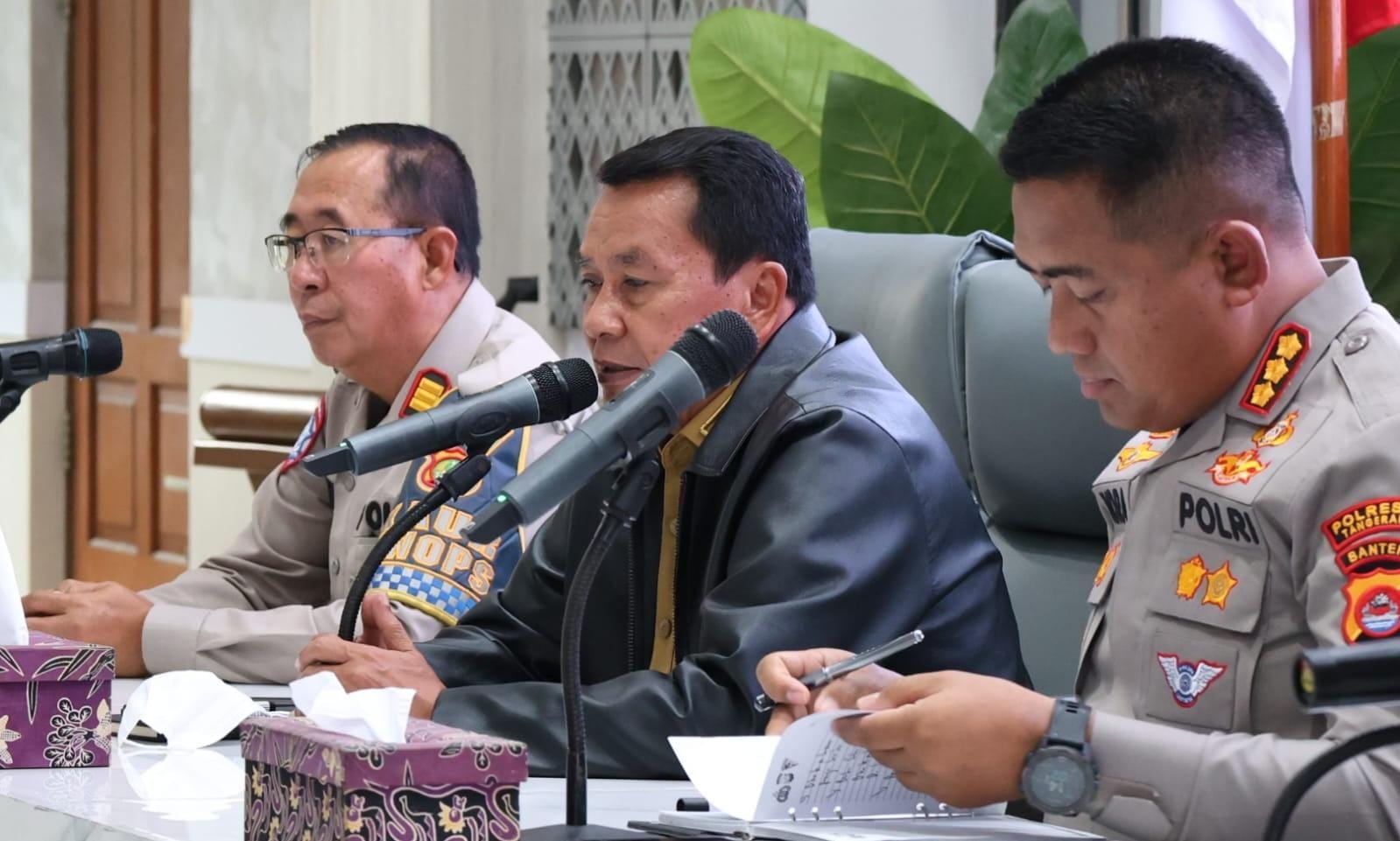 Pemkab Tangerang hentikan sementara truk tambang di jalan non-tol demi percepatan perbaikan jalan dan peningkatan keselamatan warga sekitar.