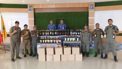 Pemkot Tangerang menyita 214 botol miras di Cibodas jelang Ramadan 1447 H. Razia Trantib respons keluhan warga soal miras ilegal.