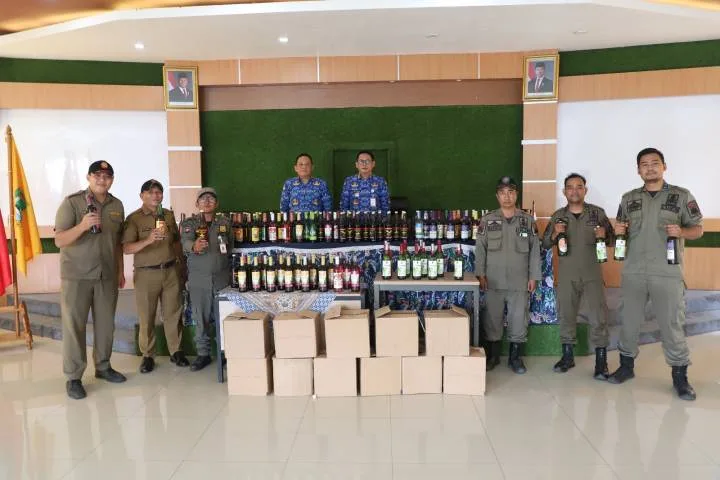 Pemkot Tangerang menyita 214 botol miras di Cibodas jelang Ramadan 1447 H. Razia Trantib respons keluhan warga soal miras ilegal.