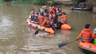 Pemkot Tangsel susur sungai dan tebar karbon aktif usai kebakaran gudang pestisida, langkah cepat tekan pencemaran air.