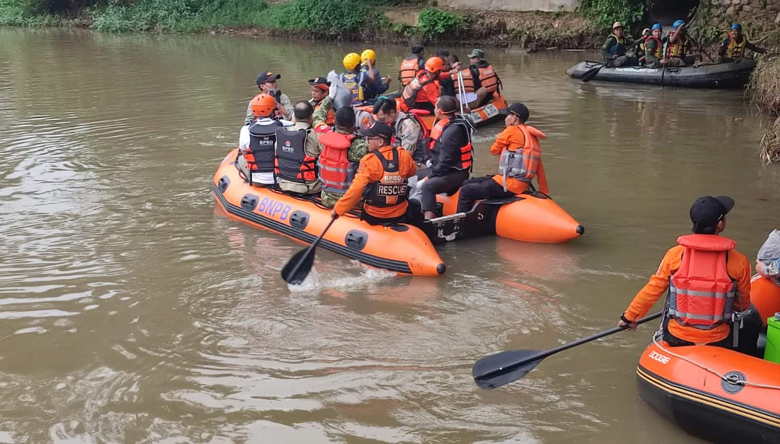Pemkot Tangsel susur sungai dan tebar karbon aktif usai kebakaran gudang pestisida, langkah cepat tekan pencemaran air.