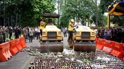 Pemkot Tangerang musnahkan 1.128 botol miras hasil razia setahun dalam rangka HUT ke-33 dan penegakan Perda.