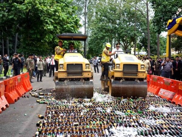 Komitmen Jaga Ketertiban, Pemkot Tangerang Hancurkan 1.128 Botol Miras