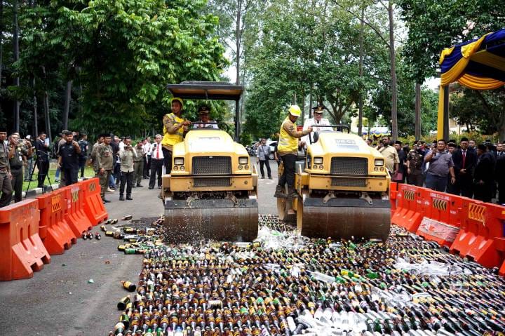 Pemkot Tangerang musnahkan 1.128 botol miras hasil razia setahun dalam rangka HUT ke-33 dan penegakan Perda.